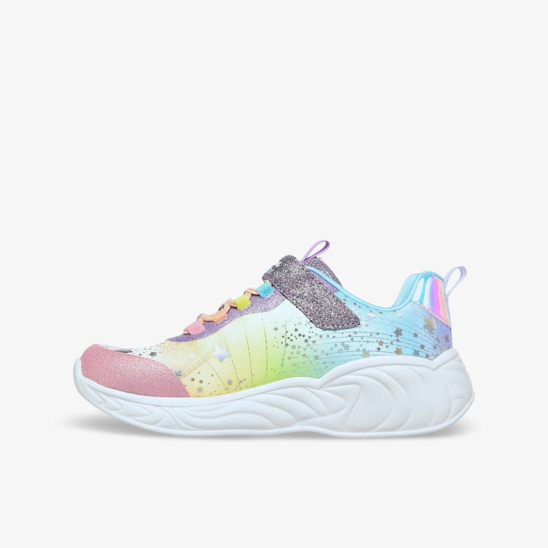 Lebendiger Sneaker mit pastellfarbenem Design, bequemer und robuster Sohle ideal für Freizeitaktivitäten.