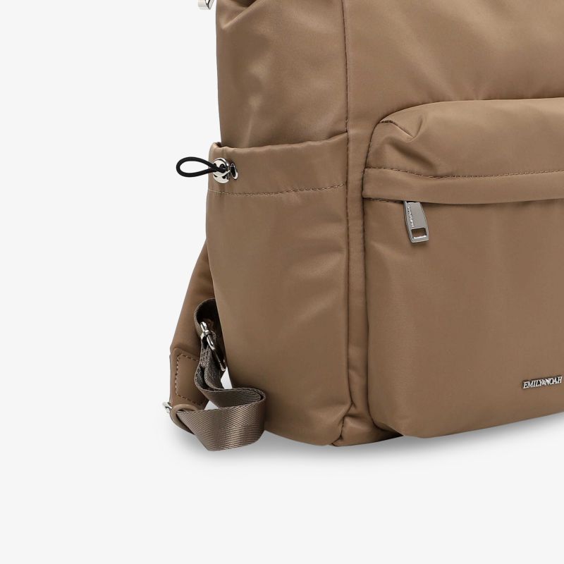 Detailansicht eines robusten braunen Rucksacks mit praktischem Seiteneingriff und hochwertigem Reißverschluss