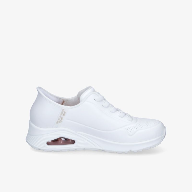 Leichter weißer Sportschuh mit stoßdämpfender Sohle und flexiblem Design für optimalen Komfort und Halt.