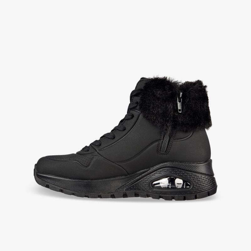 Schwarzer robuster Winterstiefel mit warmem Fellbesatz, praktischem Reißverschluss und rutschfester Sohle