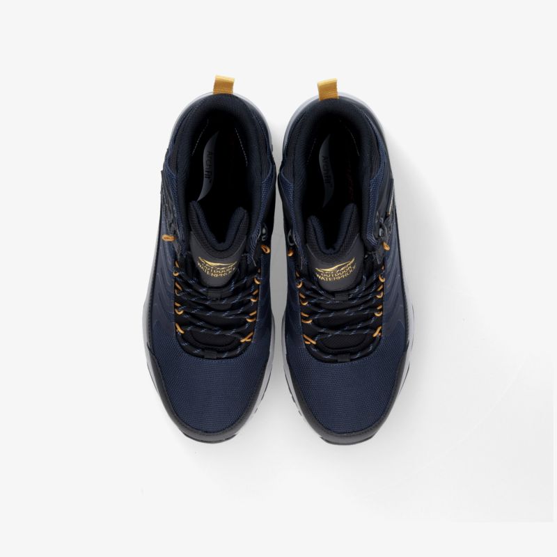 Komfortable und robuste blaue Wanderschuhe mit stabiler Schnürung. Ideal für Abenteuer und Outdoor-Aktivitäten.