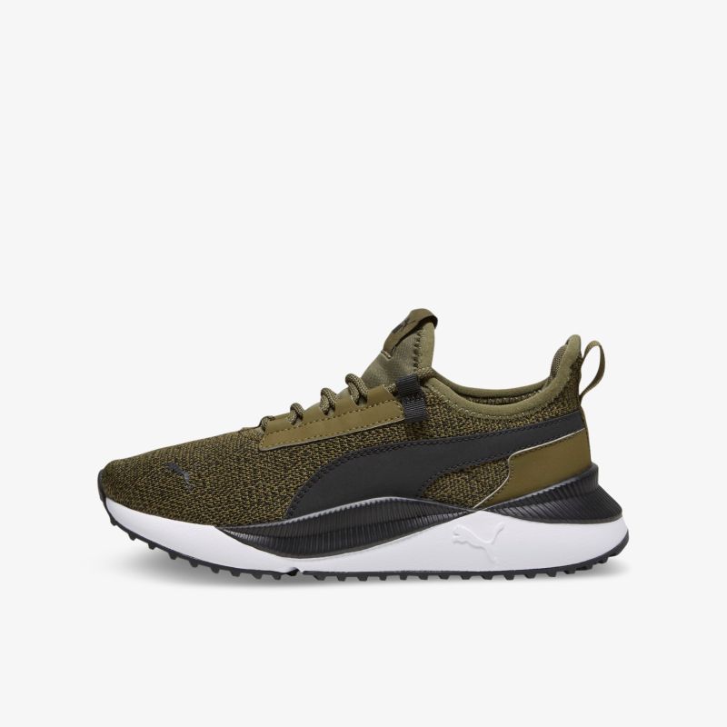 Moderner Sneaker in Olivgrün mit schwarzem Akzent, ideal für stilvolle und bequeme Alltagsoutfits.