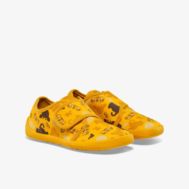 Gelbes Kinder Schuh Paar mit Klettverschluss, bequem, leicht, robust und flexiblem Design mit verspieltem Muster