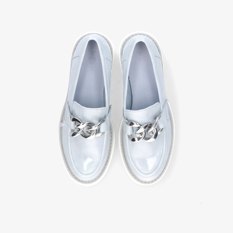 Elegante glänzende Loafer mit Metall-Detail, stilvoll und modern für einen raffinierten Look.