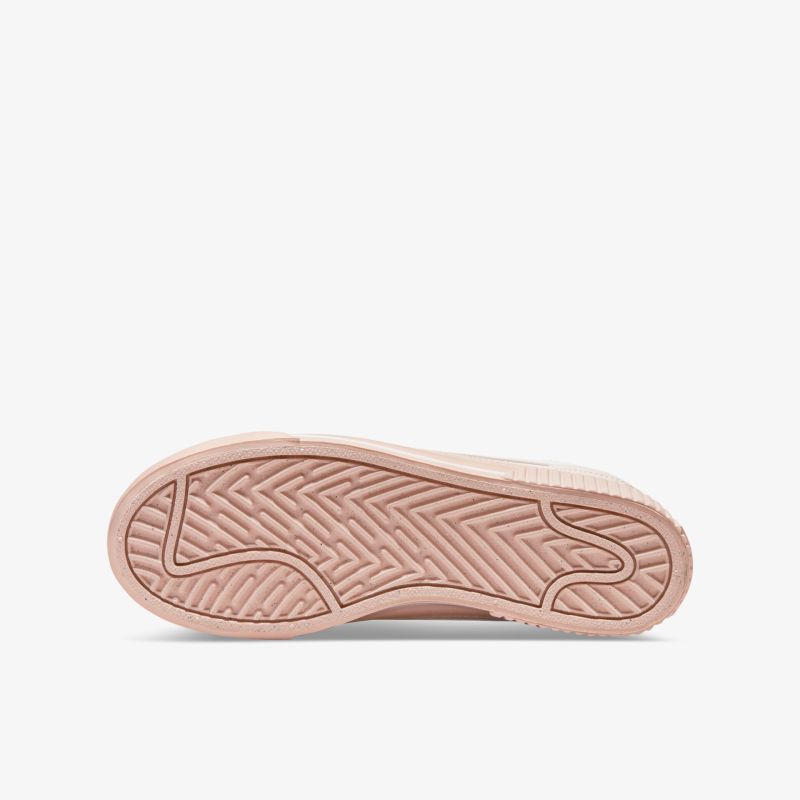 Rutschfeste und langlebige Schuhsohle in stilvollem Design. Optimaler Halt und Komfort für den urbanen Stil.