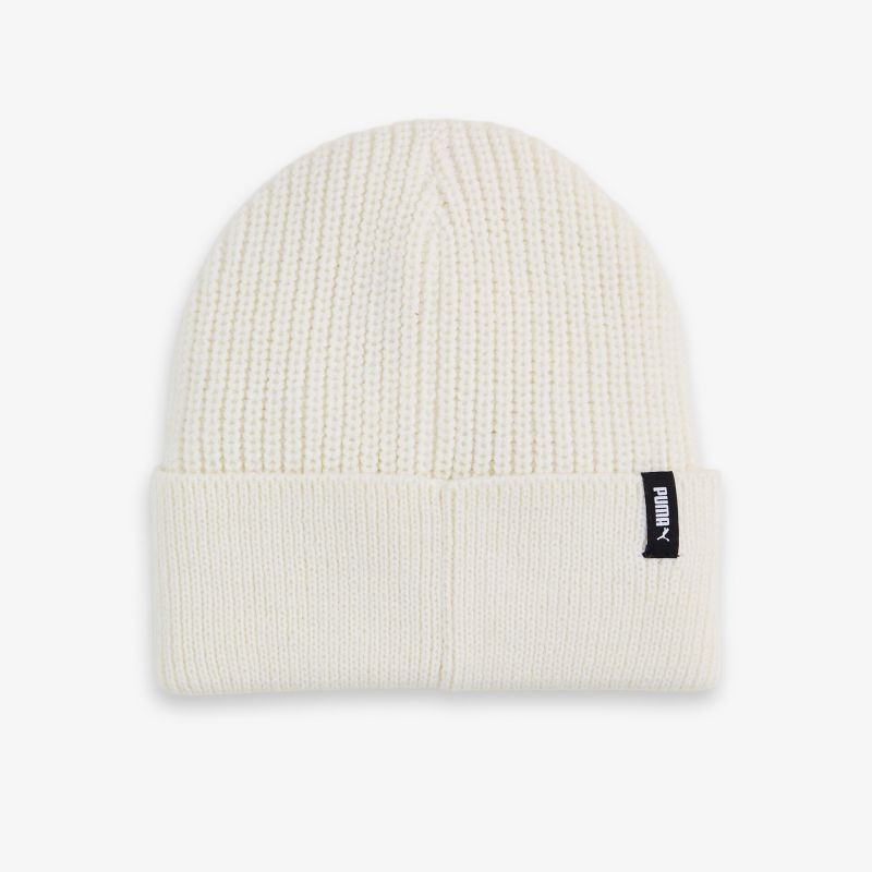 Weiße Strickmütze mit umgeschlagenem Rand, ideal für kühle Tage. Weich und stilvoll.