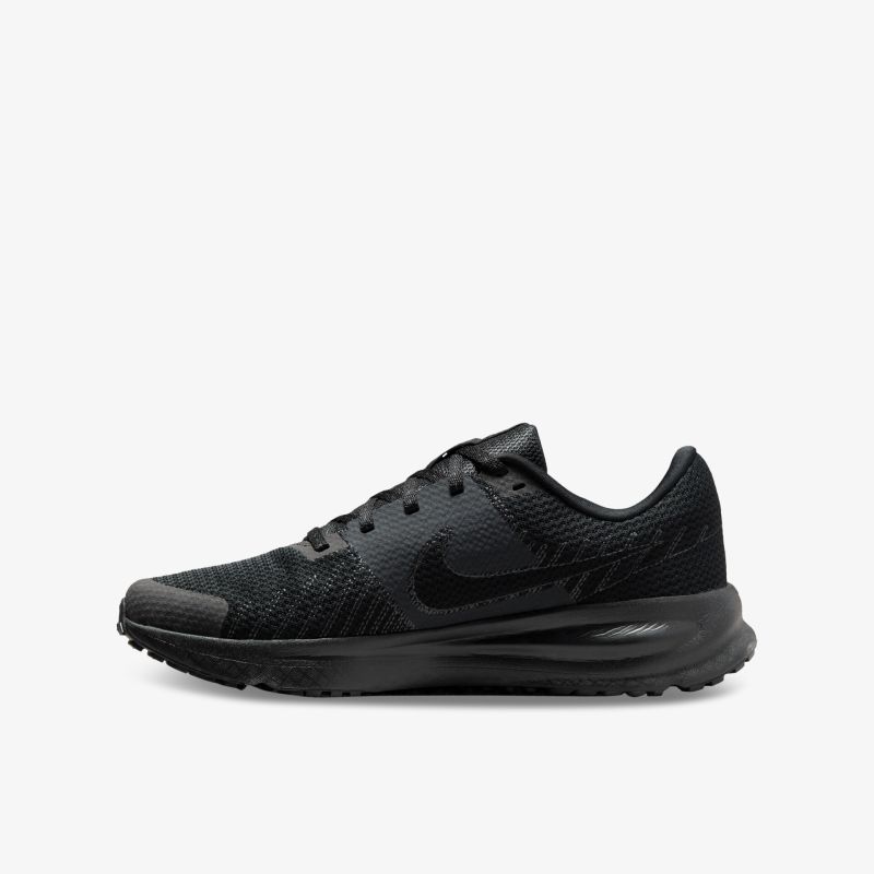 Schwarzer Nike Sportschuh seitlich aufgenommen, leicht, atmungsaktiv und komfortabel