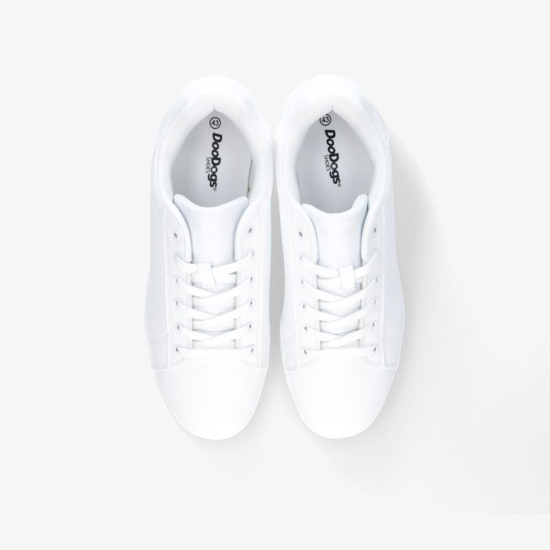 Klassische weiße Sneaker mit schnörkellosem Design und hohem Tragekomfort, von oben sichtbar.