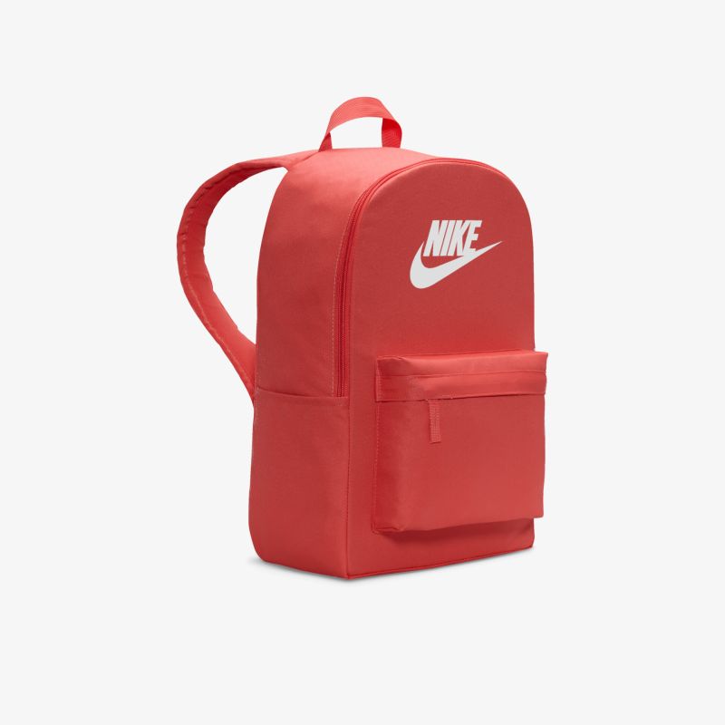 Roter Nike Rucksack mit großem Stauraum und praktischem Frontfach, ideal für Alltag und Freizeit