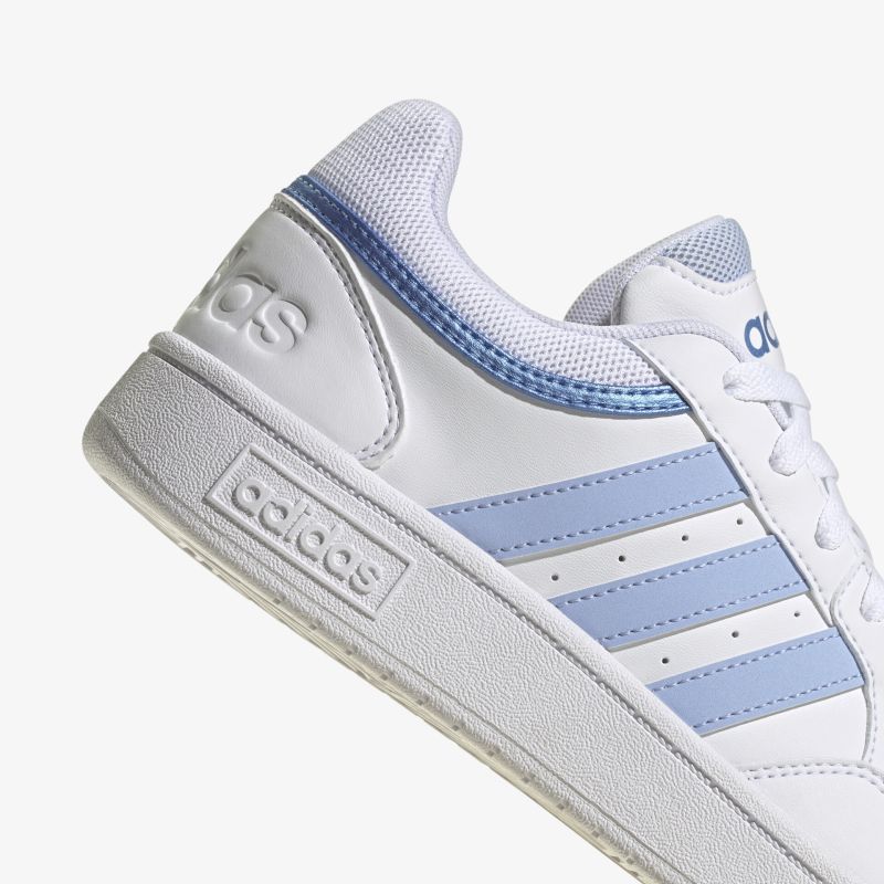 Moderner Adidas Sneaker in Weiß mit blauen Streifen, ideal für sportliche und stilvolle Auftritte.