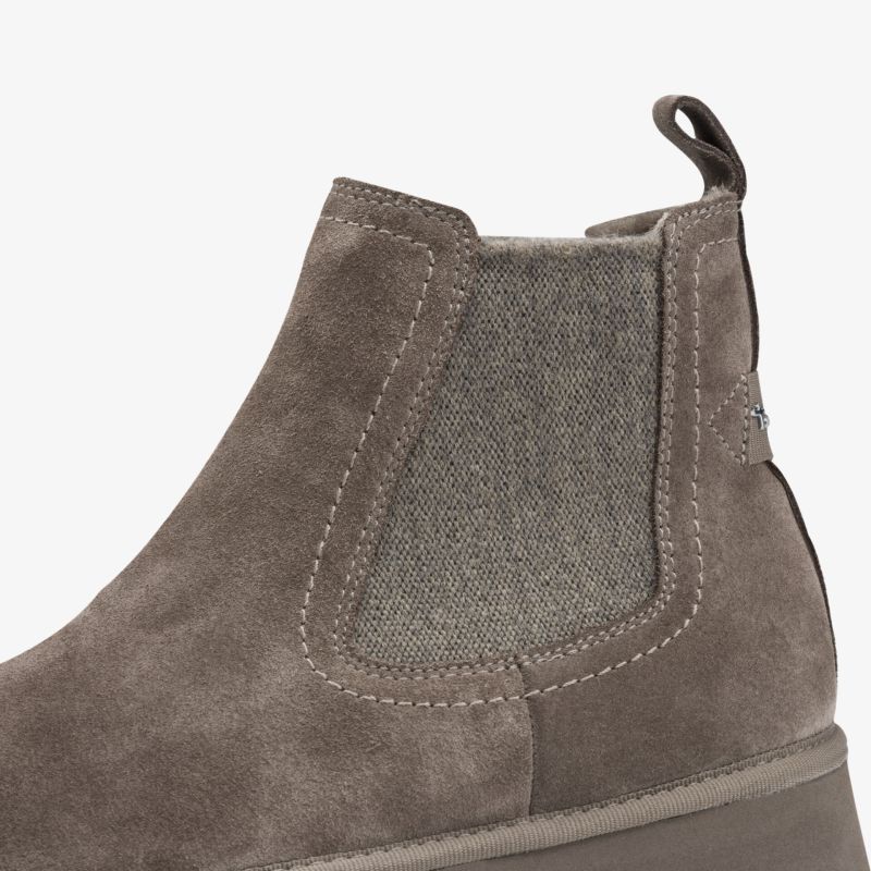 Detailaufnahme eines Wildleder Chelsea Boots mit elastischem Einsatz und weicher Polsterung für hohen Tragekomfort