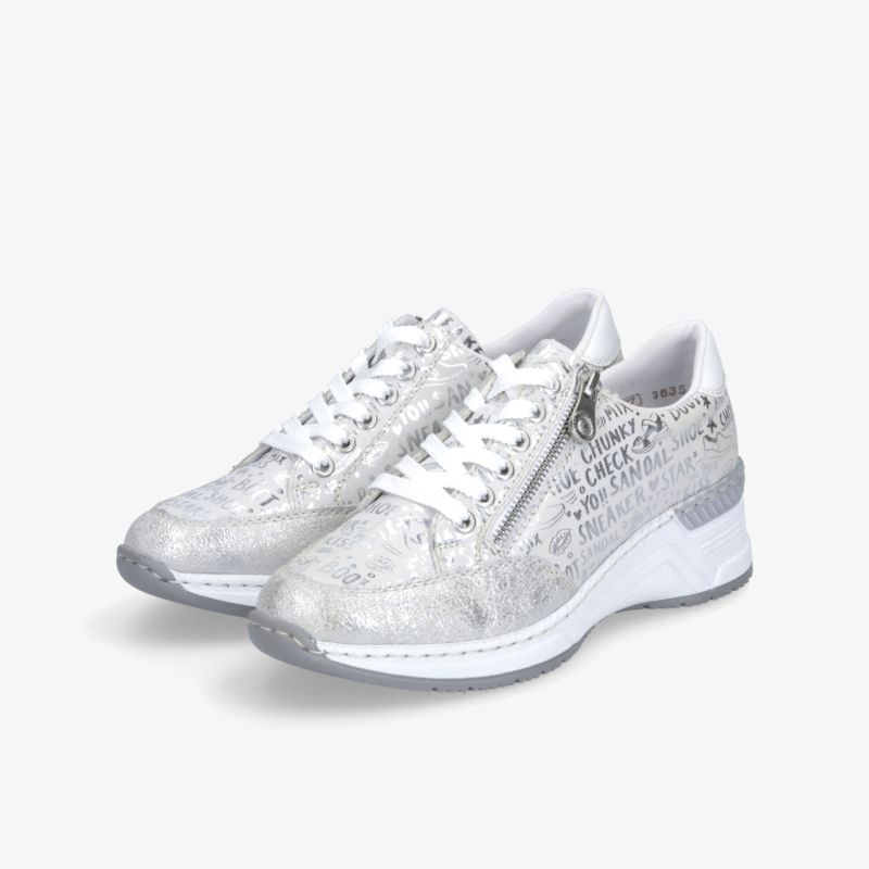 Silberne Sneaker Paar in schräger Vorderansicht, leichter und bequemer Schuh mit gepolsterter Sohle und modernem Design