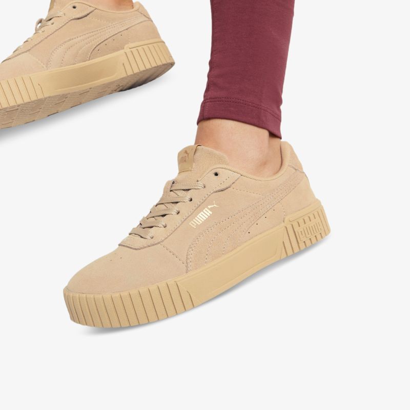 Beiger Sneaker mit robuster Plattformsohle. Modernes Design vereint Stil und Komfort für vielseitige Anlässe.