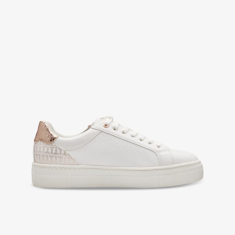 Moderner weißer Sneaker mit glattem Obermaterial und bequemer, robuster Sohle in klarer Seitenansicht