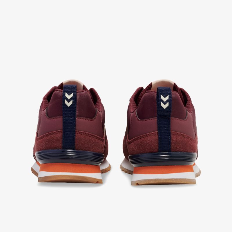 Hochwertige Sportschuhe in Rot mit robustem Design und komfortabler Passform.