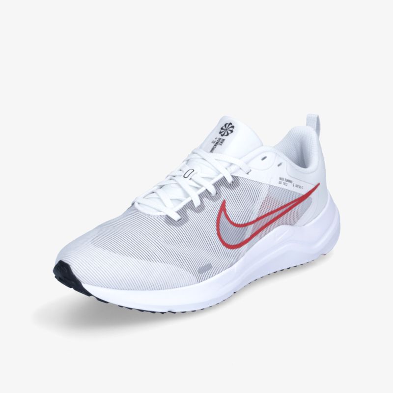 Moderner Nike Sneaker in Weiß mit rotem Logo, ideal für sportliche Aktivitäten.
