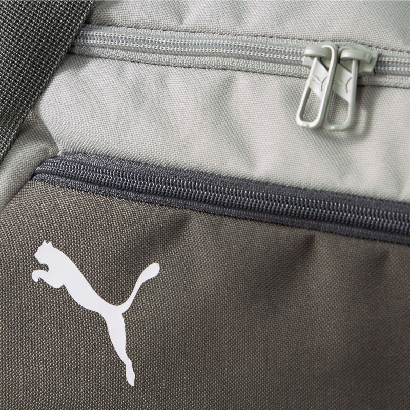 Detailansicht einer sportlichen Puma-Tasche mit markantem Logo und robustem Reißverschluss