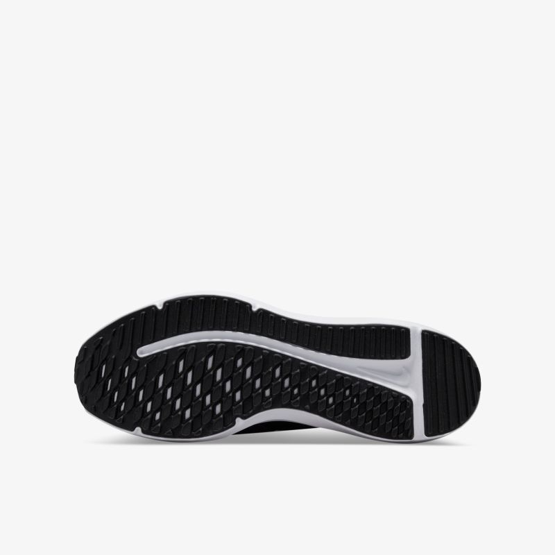 Robuste schwarze Schuhsohle mit optimalem Grip und modernem Design für vielseitige Nutzung.