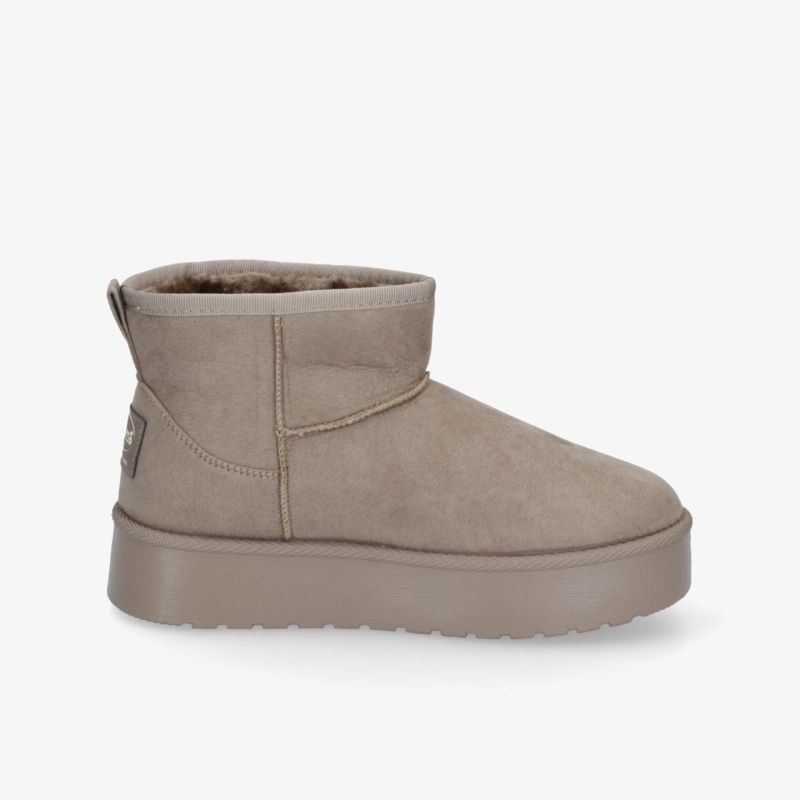 Beiger Halbschuh mit warmer Innenfütterung und robuster, rutschfester Sohle im seitlichen Profil