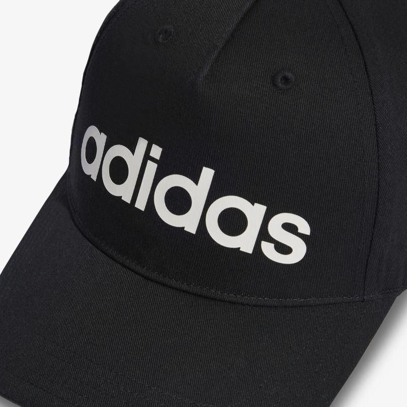 Schwarze Adidas-Cap mit auffälligem Logo, sportliches Design, ideal für Freizeit und Sportaktivitäten.