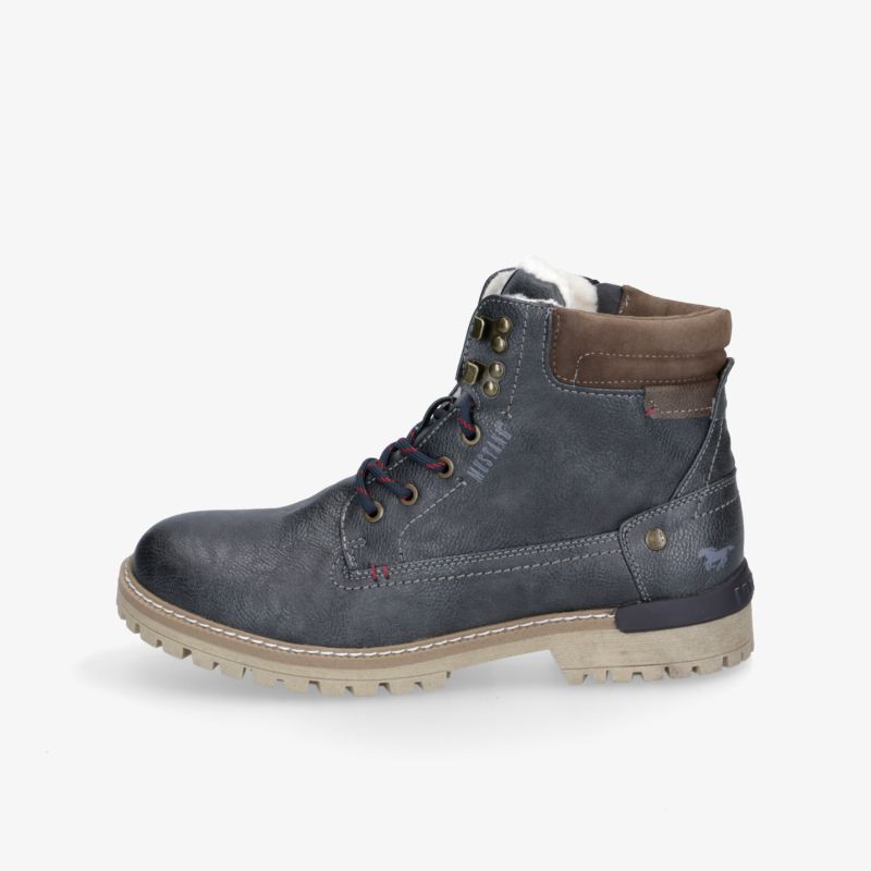 Robuster Outdoor-Stiefel mit rutschfester Sohle, bequemer Polsterung und stabiler Passform in klarer Seitenansicht