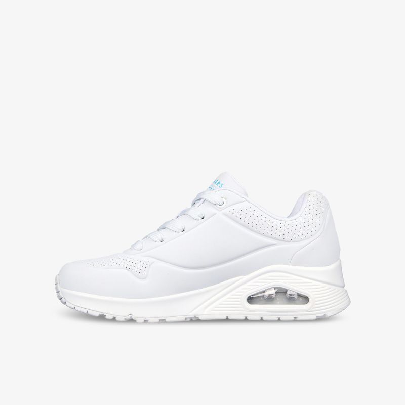 Moderner weißer Sneaker mit stoßdämpfendem Air-Element und rutschfester Sohle für optimalen Komfort.