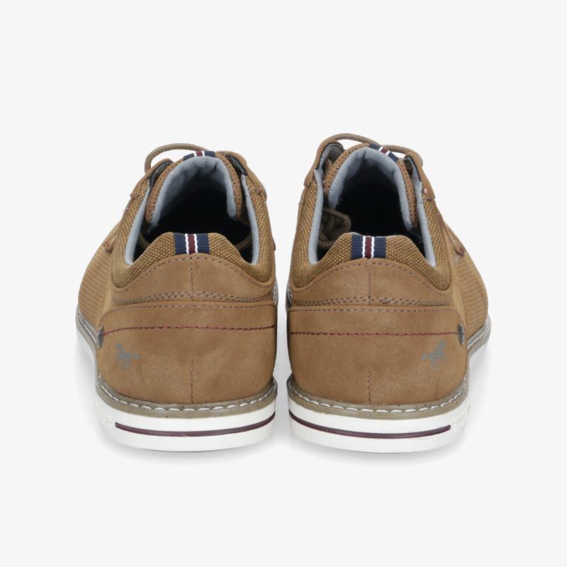 Bequeme braune Schuhe in Paaransicht von hinten mit gepolsterter Innensohle und rutschfester Sohle