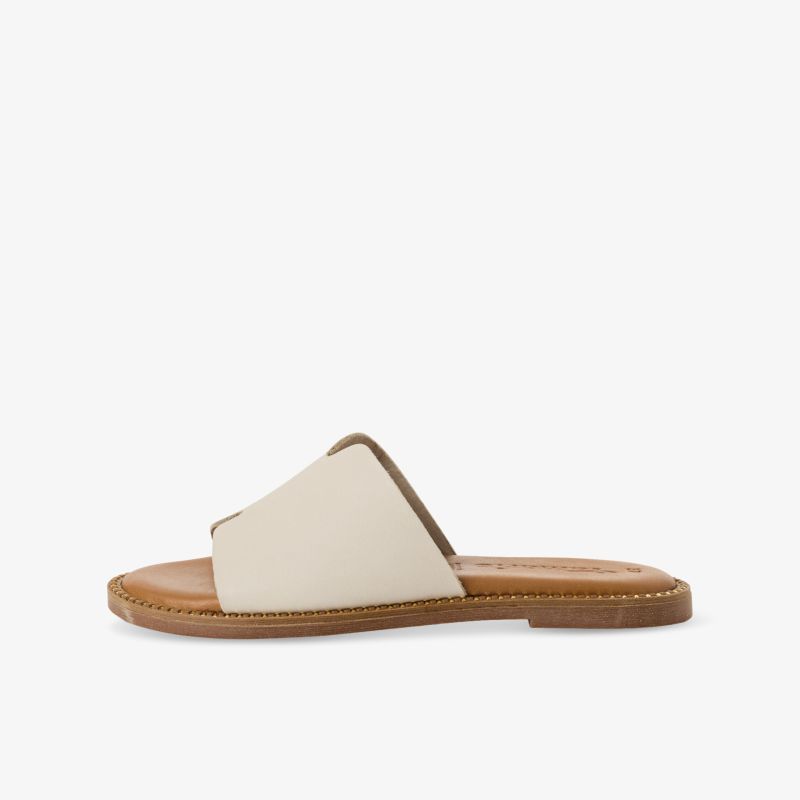 Leichte und bequeme Ledersandale mit offener Form und flacher Sohle, ideal für sommerlichen Tragekomfort