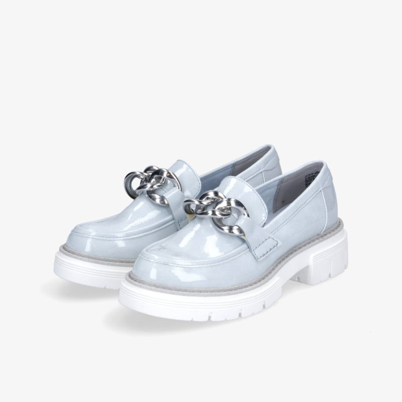 Elegante glänzende Loafer mit Kettendetail und Plateau für einen stilvollen Look.