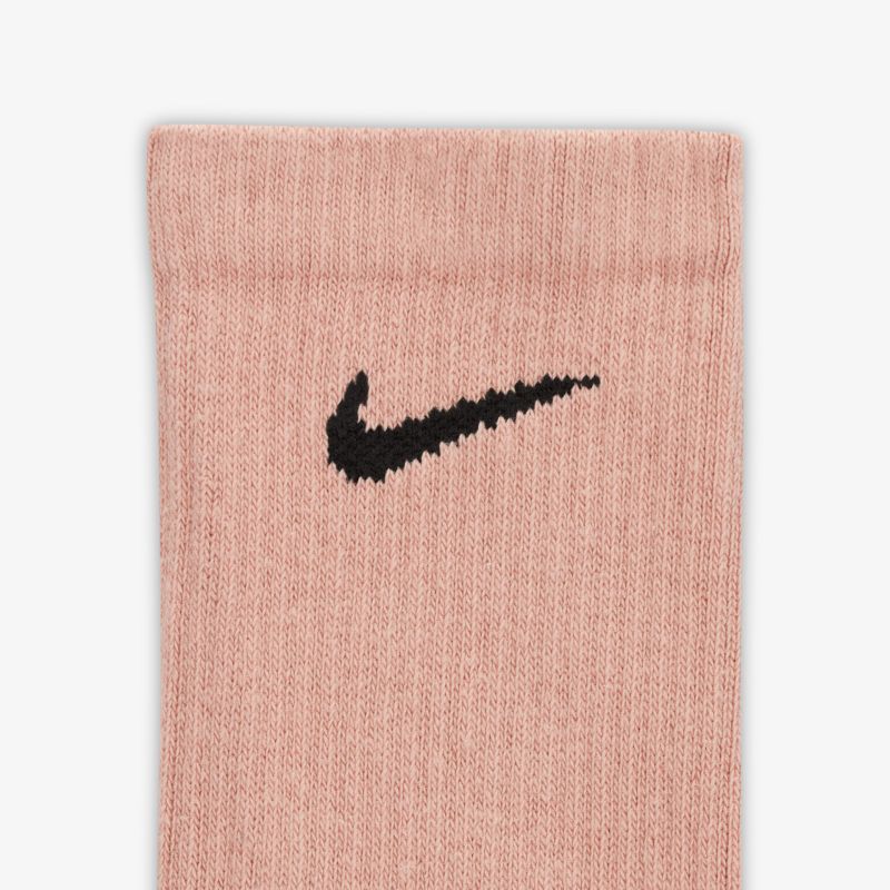 Hochwertige, stylische Socke mit ikonischem Swoosh-Logo, komfortabel und modern designt für Alltag und Sport.