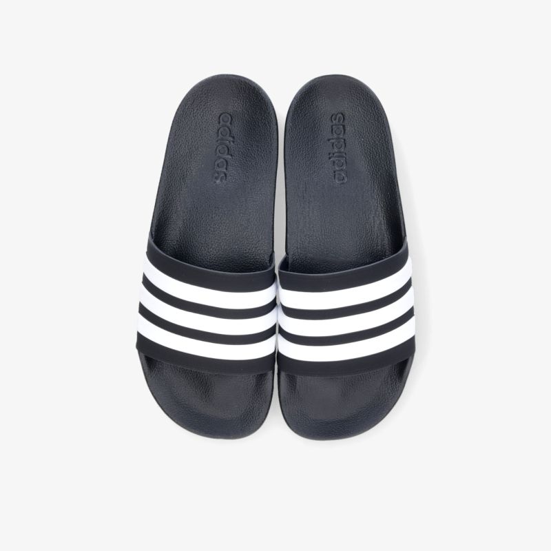 Bequeme und stilvolle Badesandalen mit ikonischen Streifen, ideal für verschiedene Anlässe.