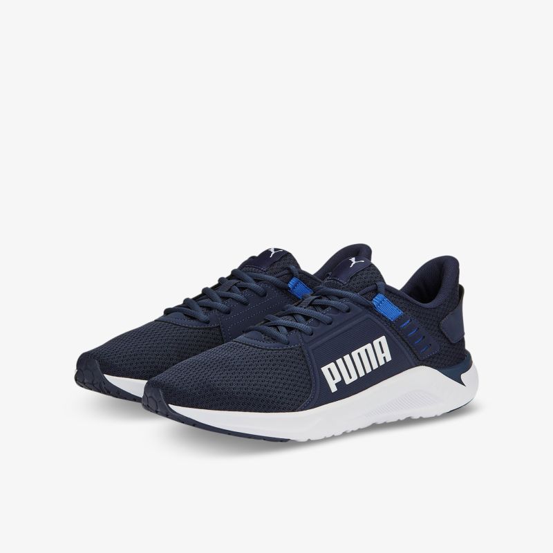 Moderne navy-weiße Sneakers mit atmungsaktivem Mesh, sportlich und bequem, ideal für Alltag und Training.