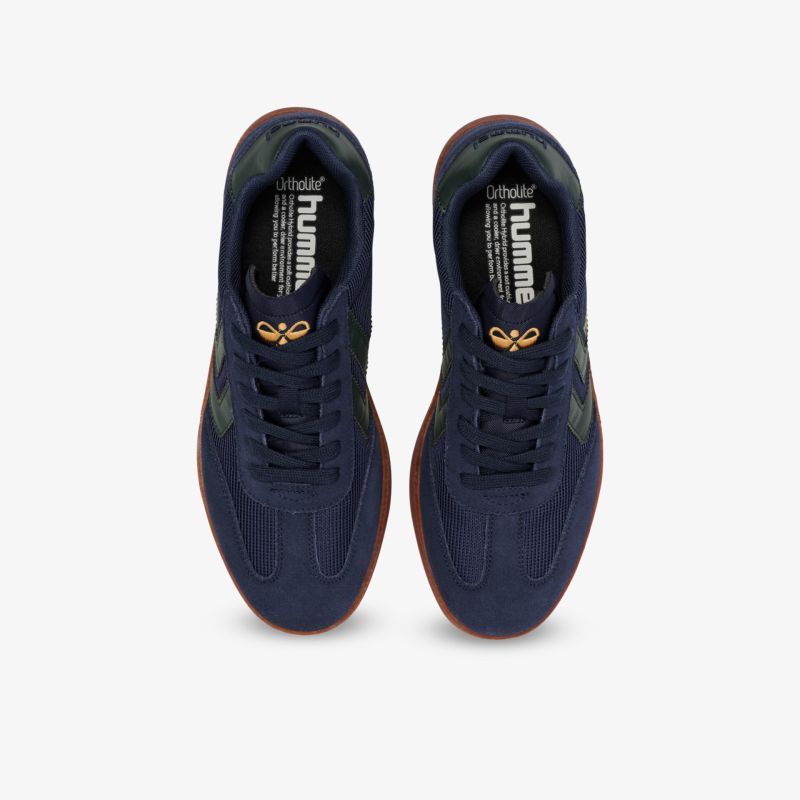 Bequemes sportliches Schuhpaar mit atmungsaktivem Material und flexibler Sohle in moderner Optik