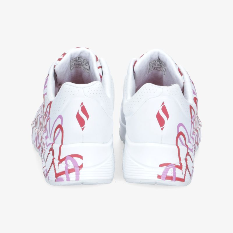 Weiß-rote Sneakers mit auffälligem Design und hochwertiger Verarbeitung, Ansicht von hinten.