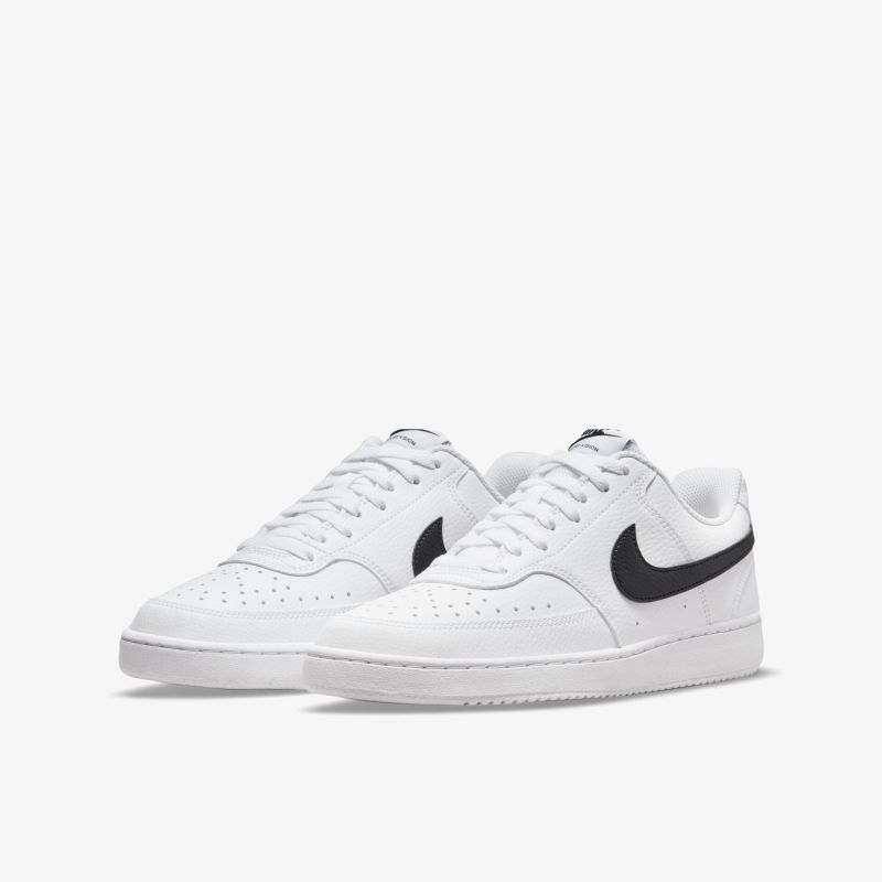 Moderner weißer Sneaker mit schwarzem Logo für stilvolle Freizeitoutfits und hohen Tragekomfort.