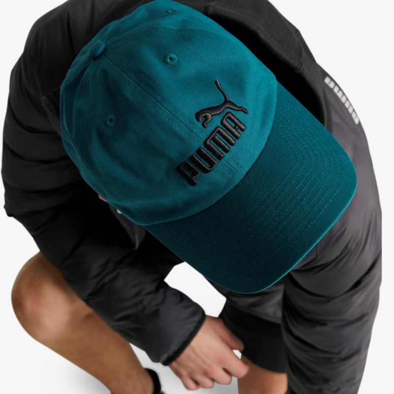 Puma Kappe in Türkis mit sportlichem Design und Logo. Perfekt für einen lässigen und stilvollen Look.