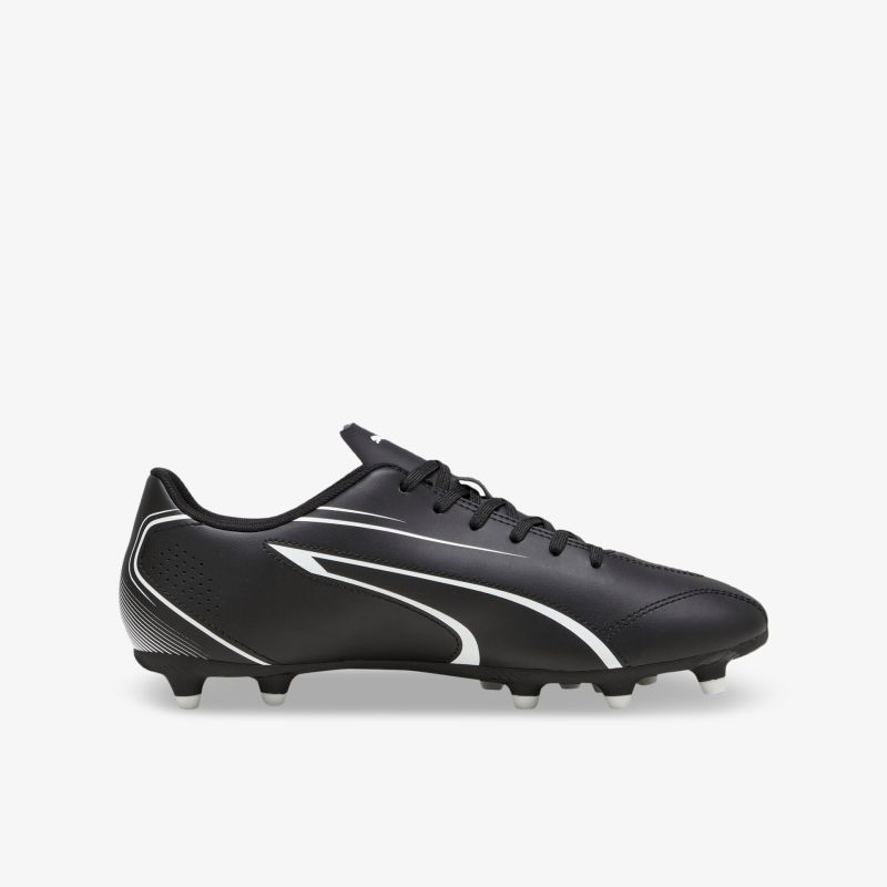 Leistungsstarke Fußballschuhe in Schwarz mit optimaler Traktion und Komfort für das Spielfeld.
