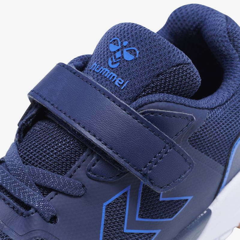 Moderner blauer Sportschuh mit Klettverschluss und atmungsaktivem Mesh für maximalen Komfort.