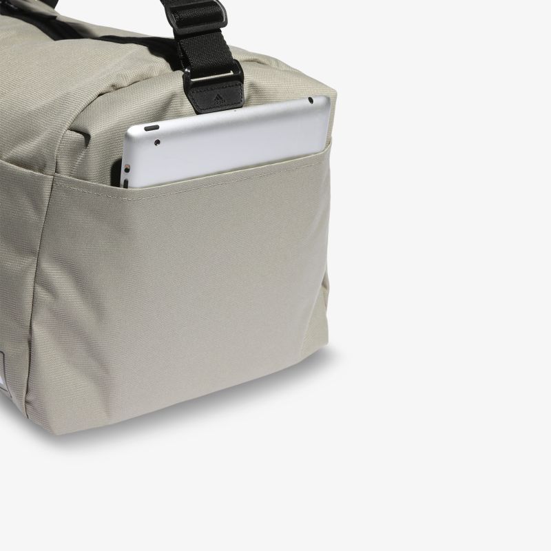 Vielseitige graue Tasche mit praktischem Außenfach und modernem Design. Ideal für den Alltag und unterwegs.