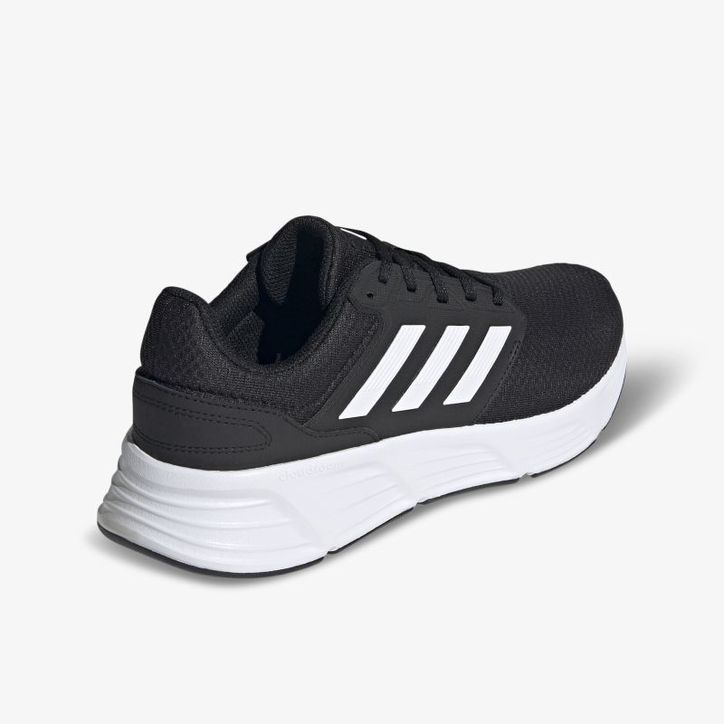 Moderner Sneaker mit atmungsaktivem Obermaterial und leichtem, langlebigem Design für vielseitigen Einsatz