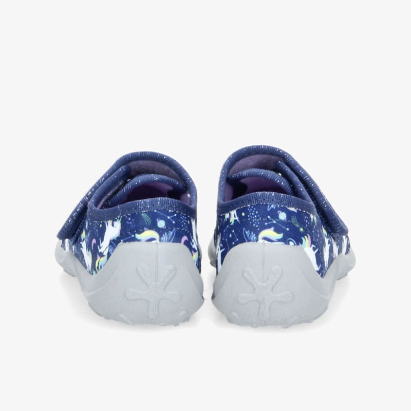 Moderne Freizeitschuhe mit einzigartigem blauen Muster und robuster, rutschfester Sohle. Ideal für Alltag und Freizeit.