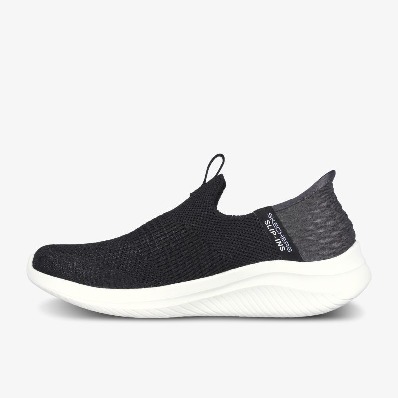 Bequemer schwarzer Sneaker mit weißer Sohle und elastischem Einstieg für optimalen Komfort.