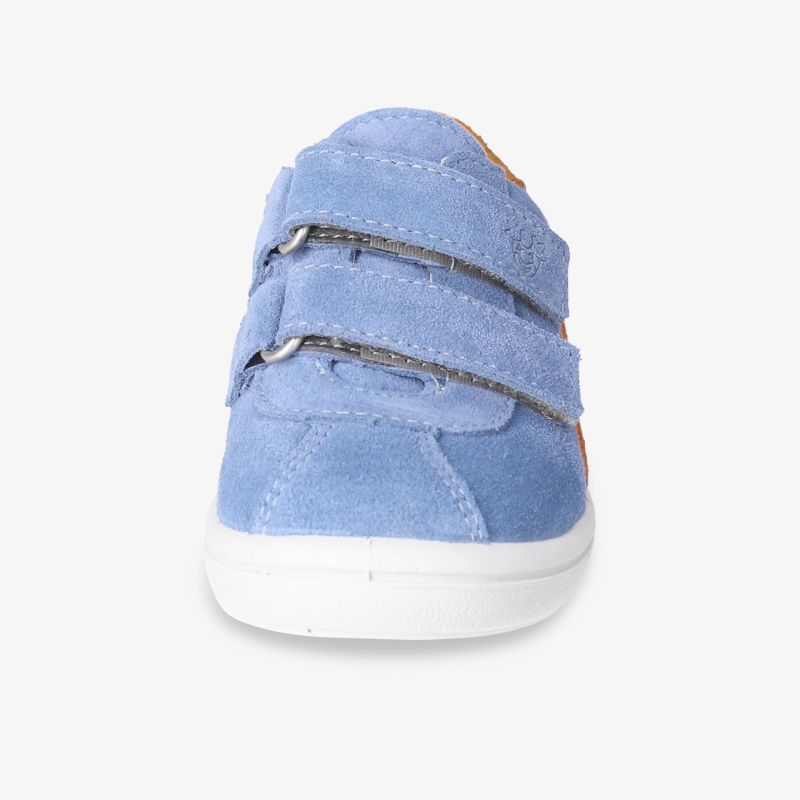 Blauer Sneaker mit zwei Klettverschlüssen, weich gepolstert und rutschfester weißer Sohle in Frontansicht