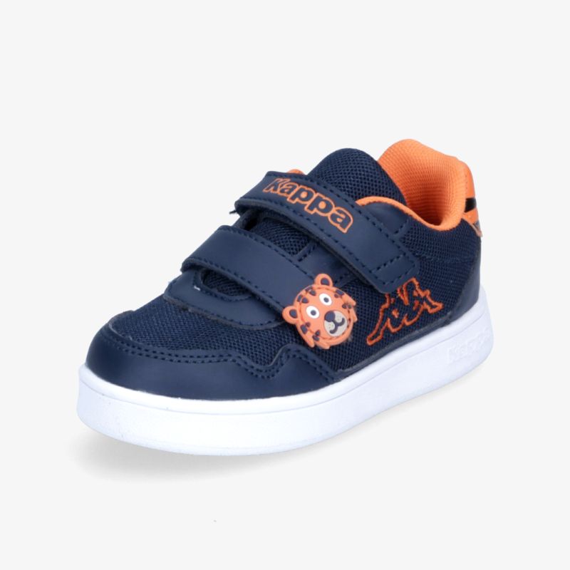 Moderner Kinderschuh mit Klettverschluss in Blau und Orange. Bequem und rutschfest für aktive Abenteurer.