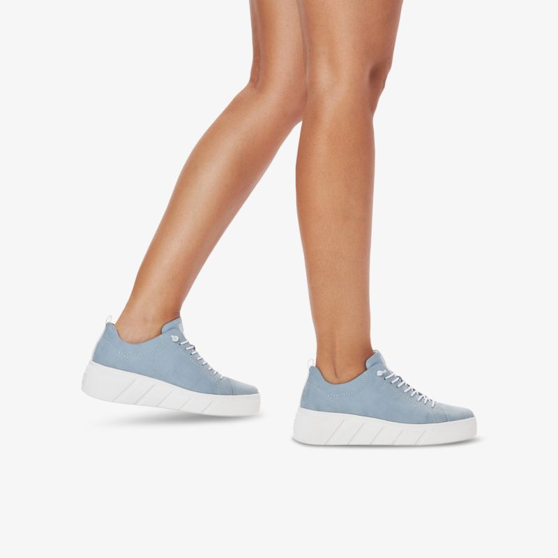 Modische blaue Sneakers mit weißer Sohle. Ideal für Komfort und Stil im Alltag.