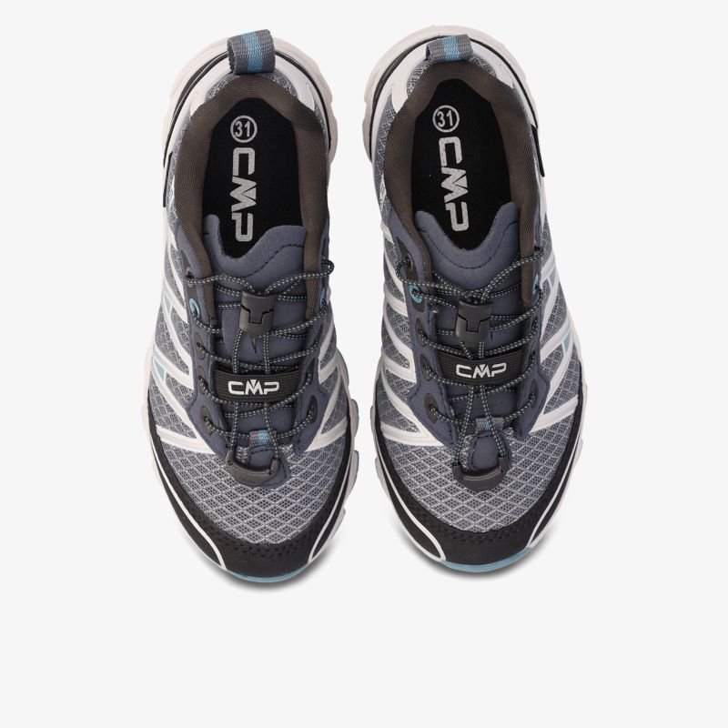 Obere Draufsicht auf ein Paar sportliche schnürfreie Schuhe mit atmungsaktivem Material und robuster Sohle