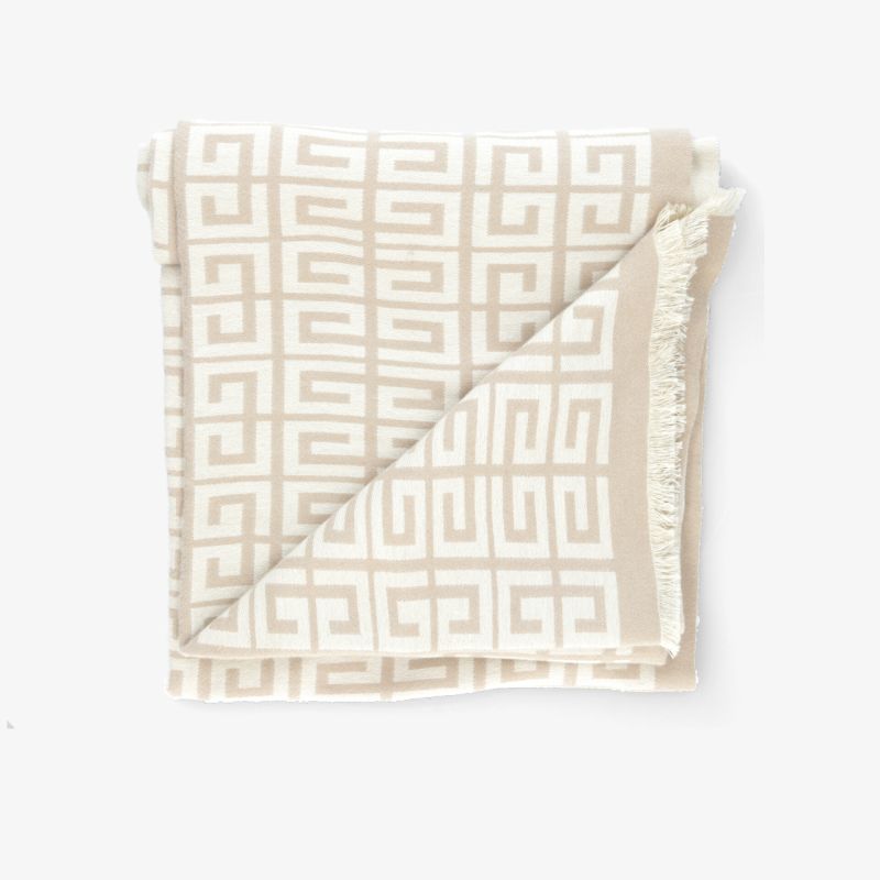 Weiche beige Decke mit elegantem Muster und feinen Fransen, perfekt für gemütliche und stilvolle Wohnakzente