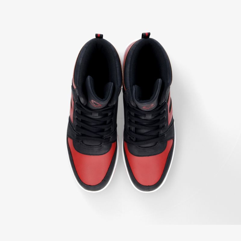 Moderne High-Top-Sneaker in Schwarz und Rot mit gepolstertem Kragen für optimalen Komfort.
