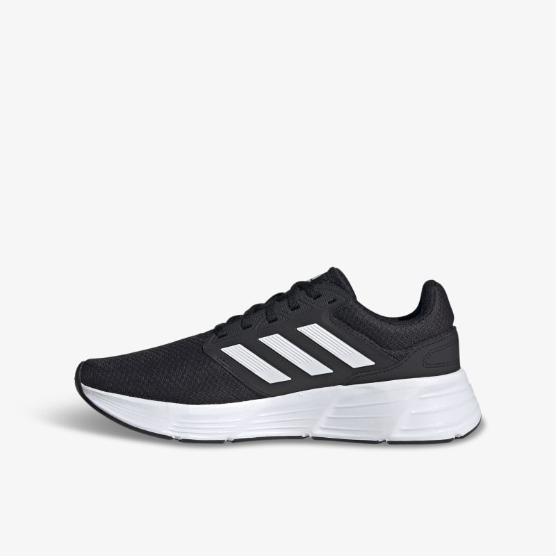 Moderner schwarzer Sneaker mit weißen Streifen, ideal für Sport und Freizeit, bietet hohen Komfort und Leichtigkeit.