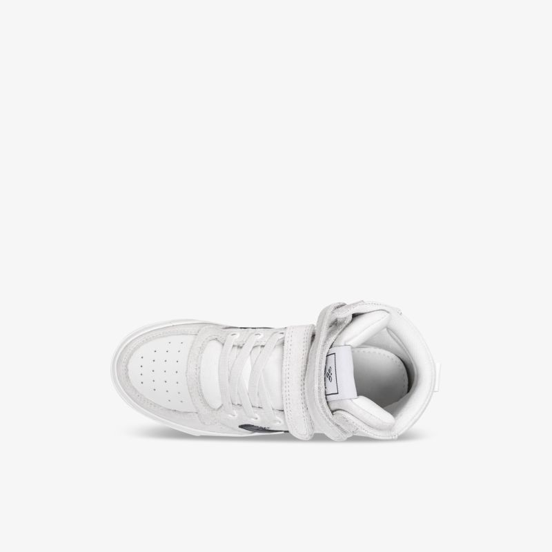Moderner weißer Sneaker mit hoher Bequemlichkeit und stilvollem Design aus der Vogelperspektive.